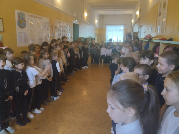Торжественная линейка в начальной школе.